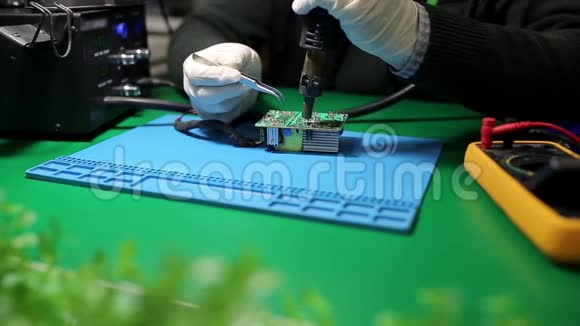 技师在电路板上焊接元件视频的预览图
