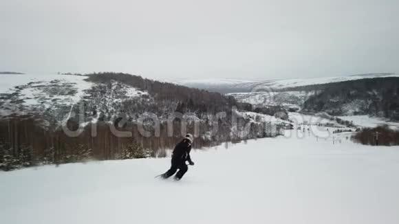 滑雪者在冬季享受田园诗般的完美天气以便在新鲜的马齿苋滑雪视频的预览图