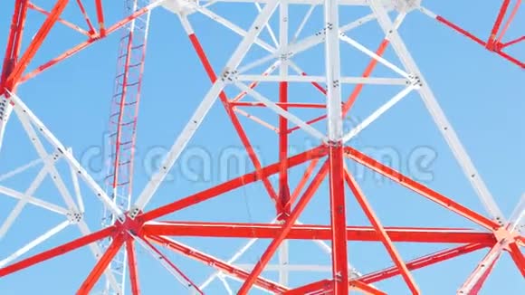 红白相间的金属传送塔对抗天空视频的预览图