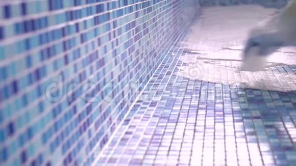 男灌浆新安装游泳馆瓷砖游泳池的建设视频的预览图
