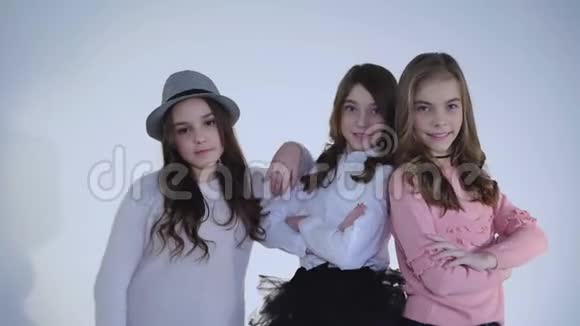 三个女朋友在镜头前微笑拥抱和欢乐视频的预览图