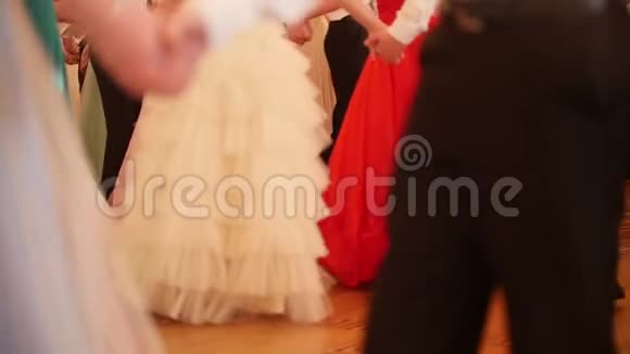 在历史舞会上跳舞的年轻人手牵手慢动作视频的预览图