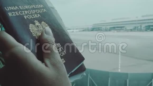 女人机场拿着护照视频的预览图