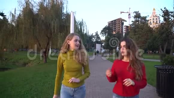 两个女孩在巴统公园散步聊天视频的预览图