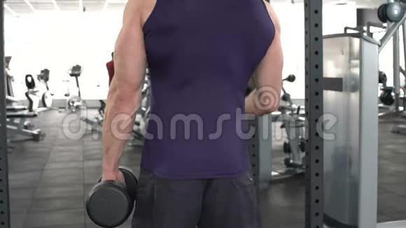 肌肉健美运动员在体育俱乐部举起哑铃在健身房积极锻炼视频的预览图