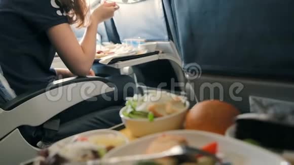 乘客在飞机上吃东西视频的预览图