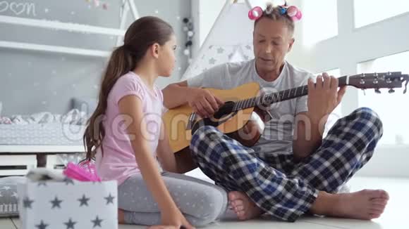 体贴的父亲在家弹吉他视频的预览图