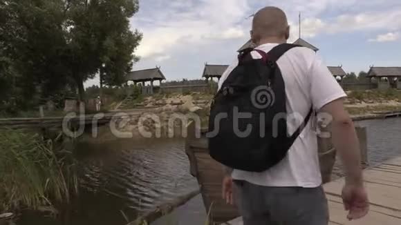 带背包的游客靠近旧船视频的预览图