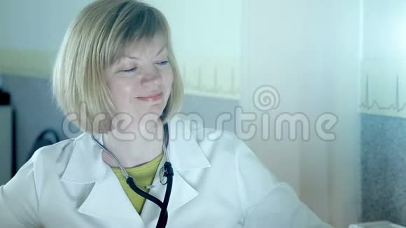 女医生的肖像医生用超声波诊断视频的预览图