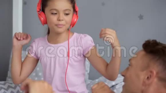 可爱的小女孩和她父亲一起唱歌视频的预览图