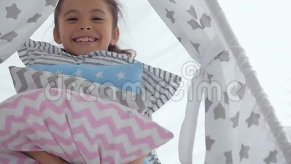 快乐的小女孩抱着枕头视频的预览图