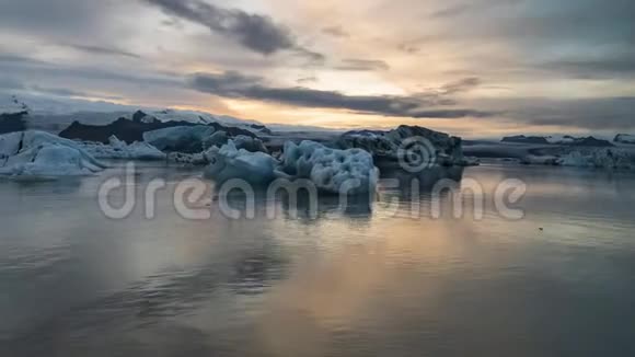 4K片电影中的日落时间片段Jokusarlon冰川泻湖浮冰视频的预览图