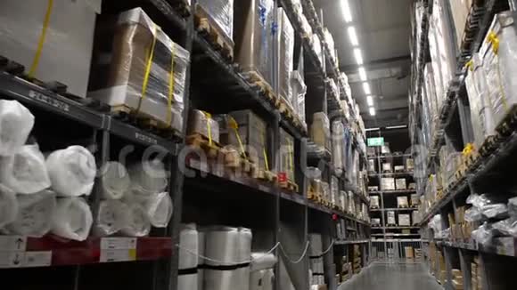 摄像机移动在巨大的工业仓库商业运输和货物储存出口视频的预览图