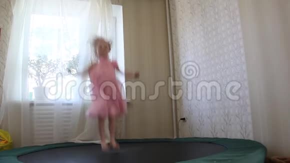 五岁的孩子在蹦床上跳视频的预览图