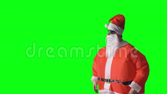 圣诞老人指着绿色背景上一个看不见的物体视频的预览图