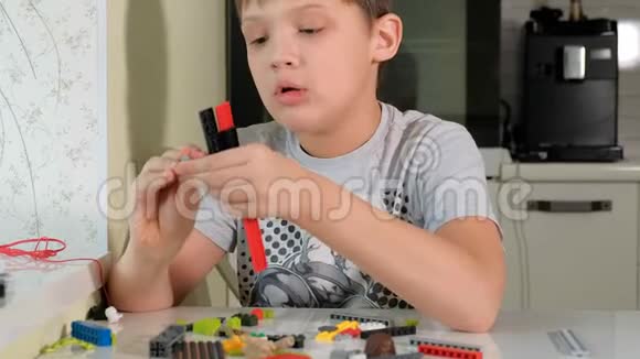 儿童的手在玩建筑玩具聪明的孩子塑料砖视频的预览图