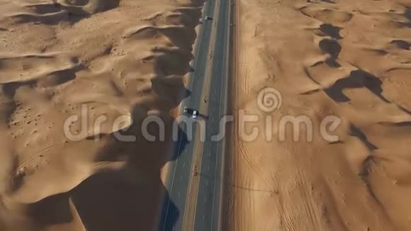从鸟瞰沙漠高速公路视频的预览图