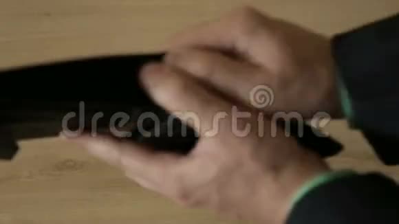 一个人手中的空钱包视频的预览图