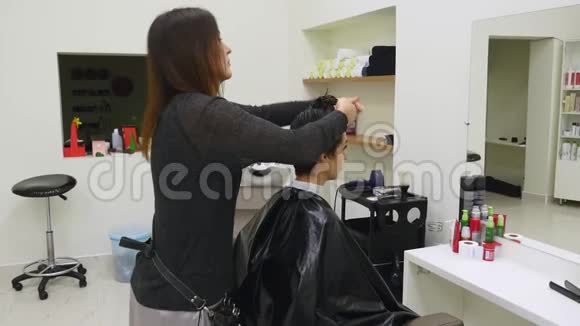 一位年轻女子在理发店里梳头视频的预览图
