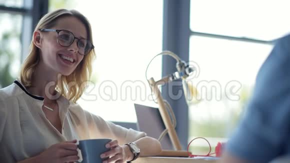 戴眼镜的女士和朋友一起吃午饭视频的预览图