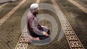 穆斯林在清真寺祈祷视频的预览图