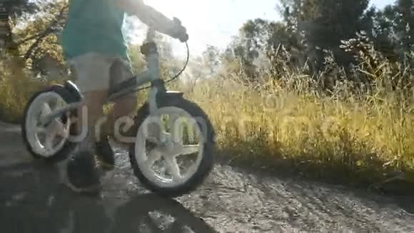 孩子骑自行车视频的预览图
