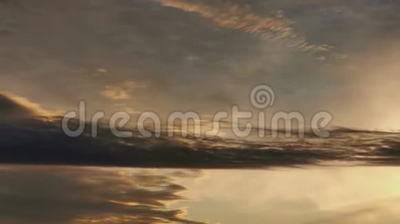早晨日出时带着黄云的戏剧性天空飞翔时间流逝视频的预览图