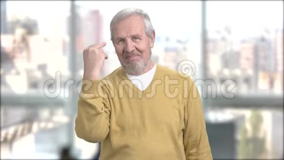 成熟的男人露出两根手指视频的预览图