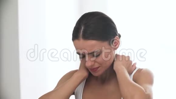 颈部疼痛肌肉疼痛的疲惫女人视频的预览图