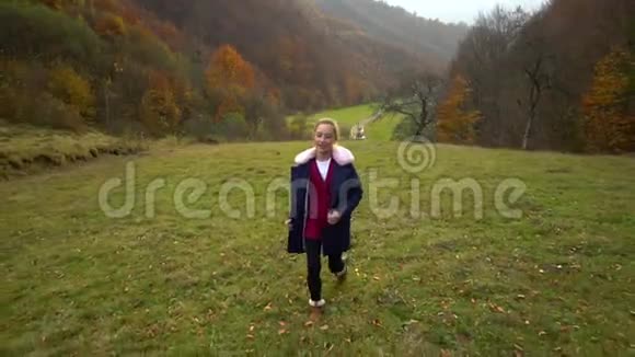 美丽的女孩穿过秋林她高兴又笑她在镜头前调情用Stedicam射击视频的预览图