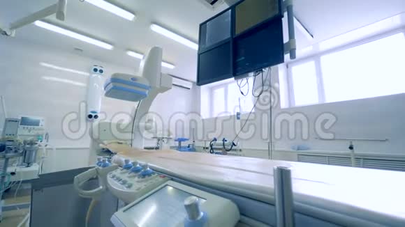 带不同专用医疗设备的空手术室4K视频的预览图