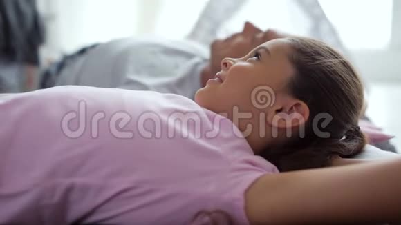 可爱的梦幻女孩和父亲在家休息视频的预览图