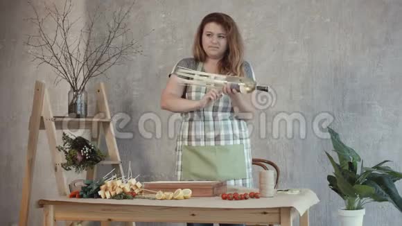 红发妇女在工作场所安排可食用的花束视频的预览图