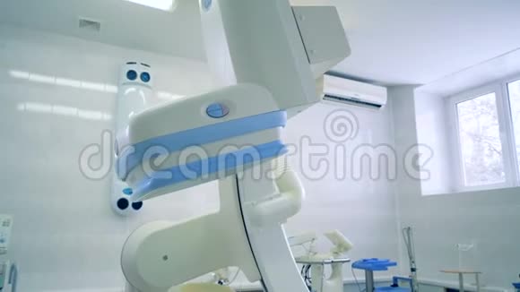 一种特殊的医疗设备在手术中进行工作4K视频的预览图