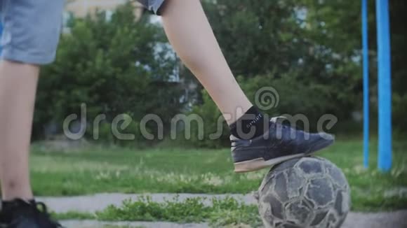 青少年在户外踢足球男孩在公园里享受积极的爱好慢动作视频的预览图