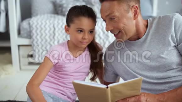 英俊的父亲和他的小女儿共度周末视频的预览图