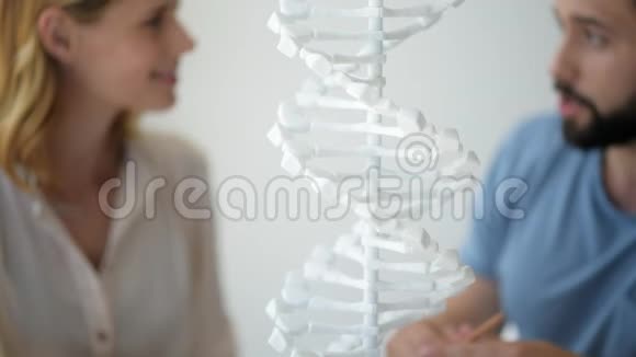 小组成员对DNA模型的选择性关注视频的预览图