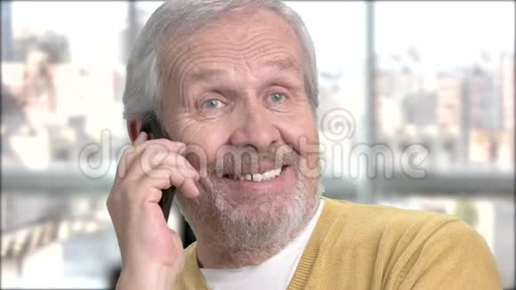 在手机上说话的老人视频的预览图