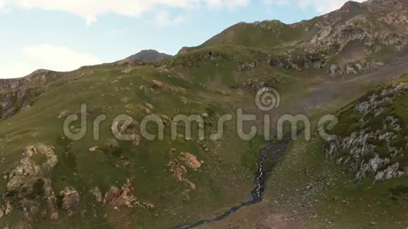 4k格鲁吉亚高加索山脉青山全景空中行动视频的预览图
