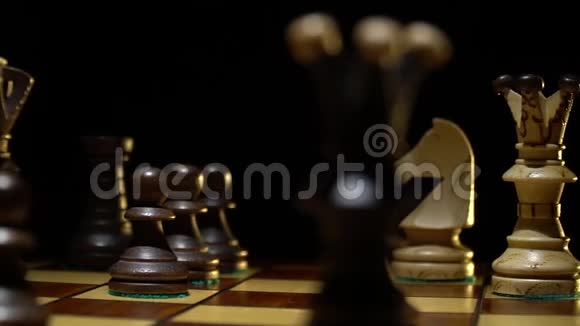 国际象棋和国际象棋人类的手在移动视频的预览图
