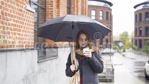 伞下的女人在喝咖啡视频的预览图