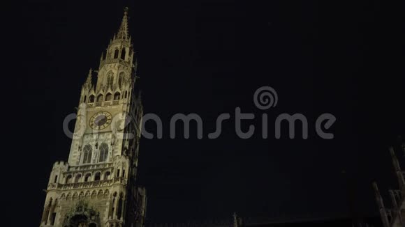德国巴伐利亚州慕尼黑Marienplatz市夜间暴雨期间的纽埃斯拉斯或新市政厅视频的预览图