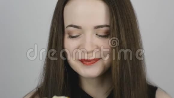 一位正在吃绿梨的美女特写镜头视频的预览图