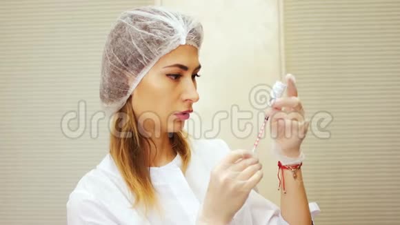一名妇女正在准备注射用注射器视频的预览图