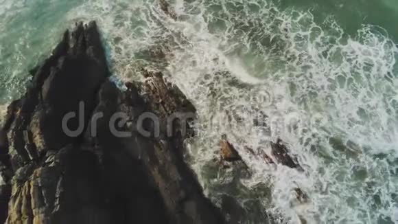 野洋海水上令人印象深刻的飞行画面视频的预览图
