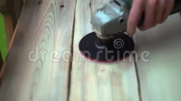 工人擦黑板工人用磨光机打磨木板木材清洁工作视频的预览图