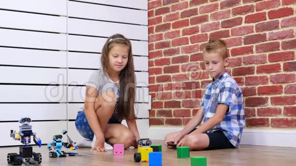 七岁的男孩和女孩在收音机上玩电子机器人汽车现代玩具新技术视频的预览图
