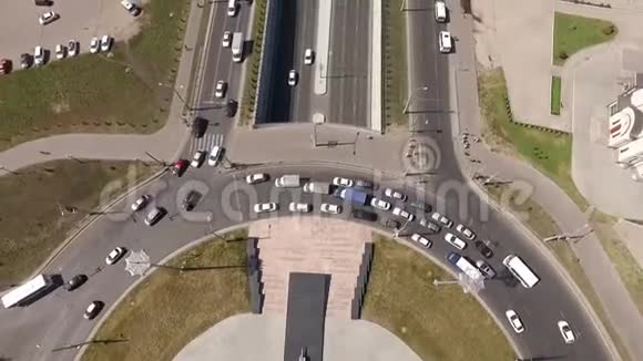 城市现代道路交汇处车辆在移动鸟瞰视频的预览图