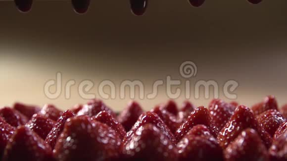 釉被慢慢地倒入草莓浆果的顶部视频的预览图