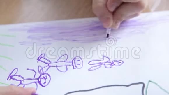 这个男孩用彩色毡尖笔画人视频的预览图